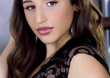 Abella Danger side pose