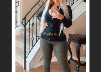 Jenna Shea taking a mirror selfie
