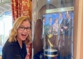 Jenna Fischer in Unistudios clicking picture with The Office Emmy