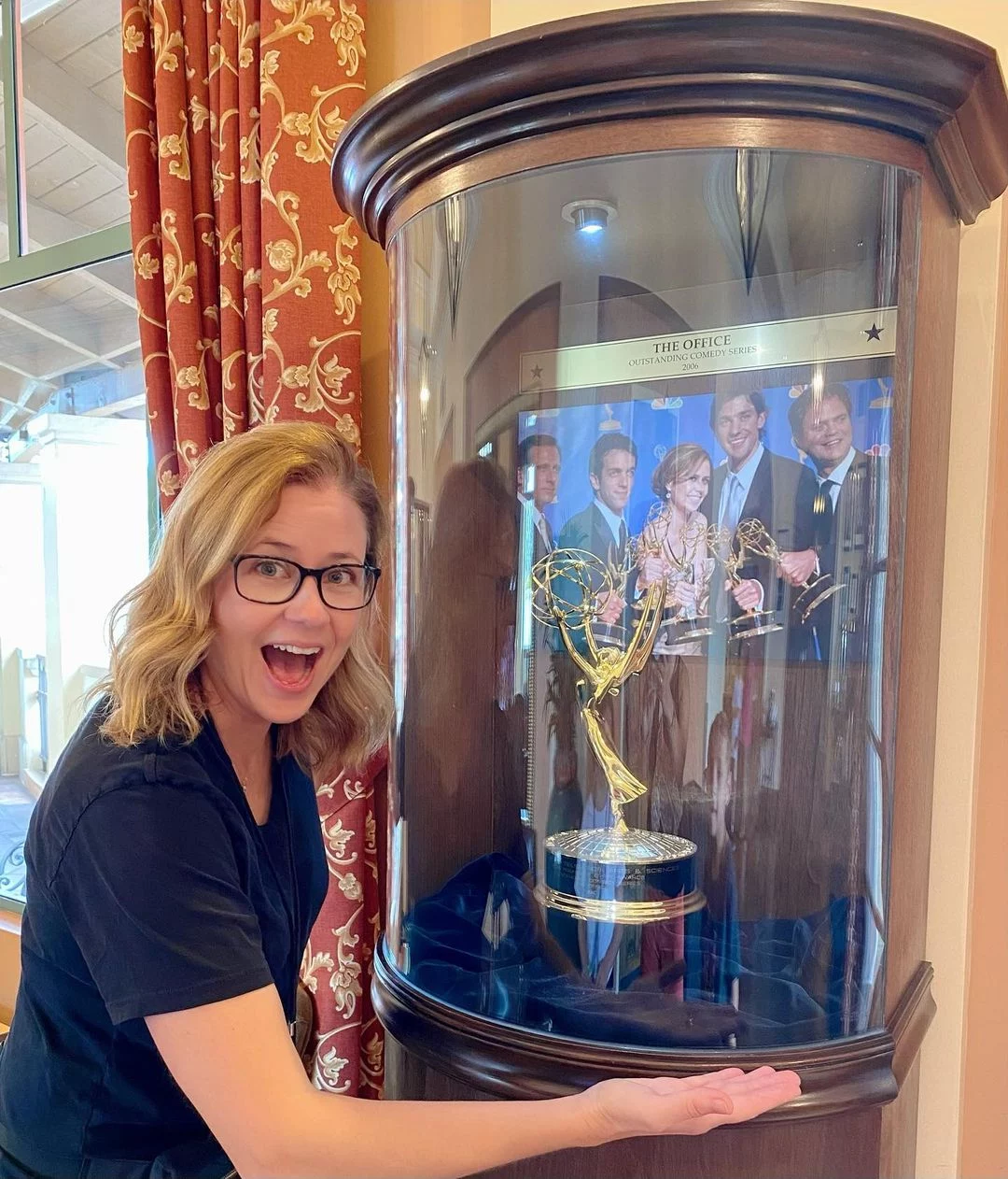 Jenna Fischer in Unistudios clicking picture with The Office Emmy